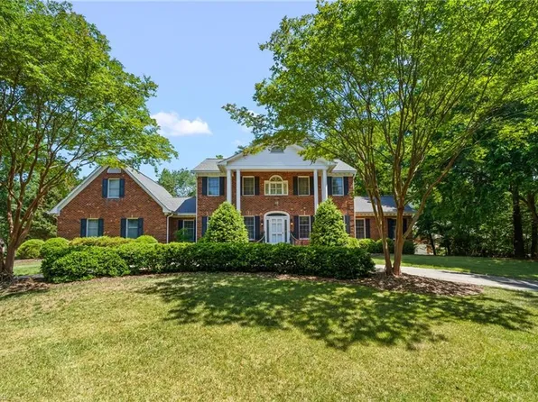 1700 Farnsworth Ct, High Point, NC 27262