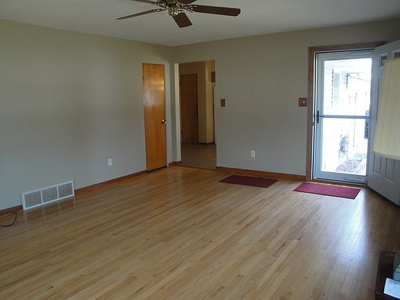 3rd image of 8952 Pettit Dr