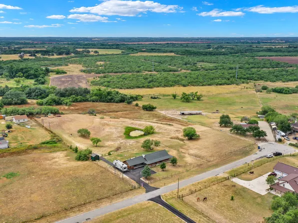 1015 ENCINO HILLS DR, Floresville, TX 78114
