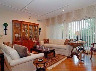 800 Deerfield Rd APT 204, Highland Park, IL 60035