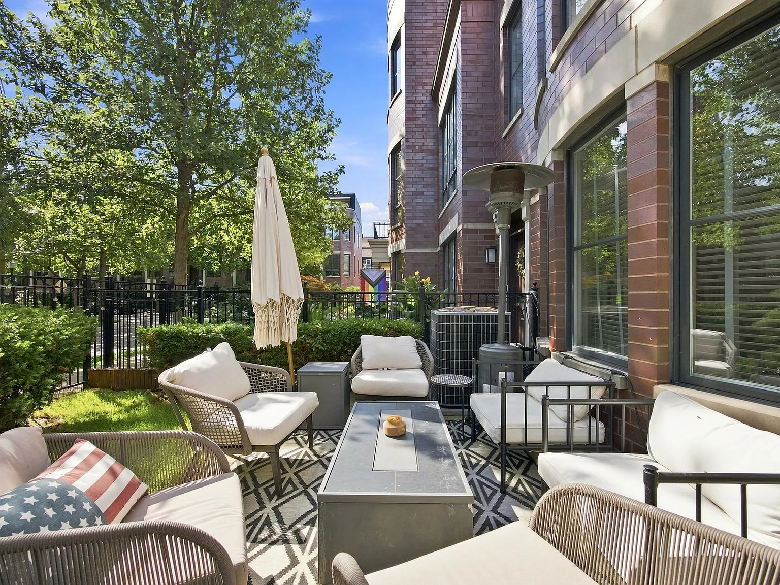 4 bed, 2540 sqft, $7,900 — Photo 3