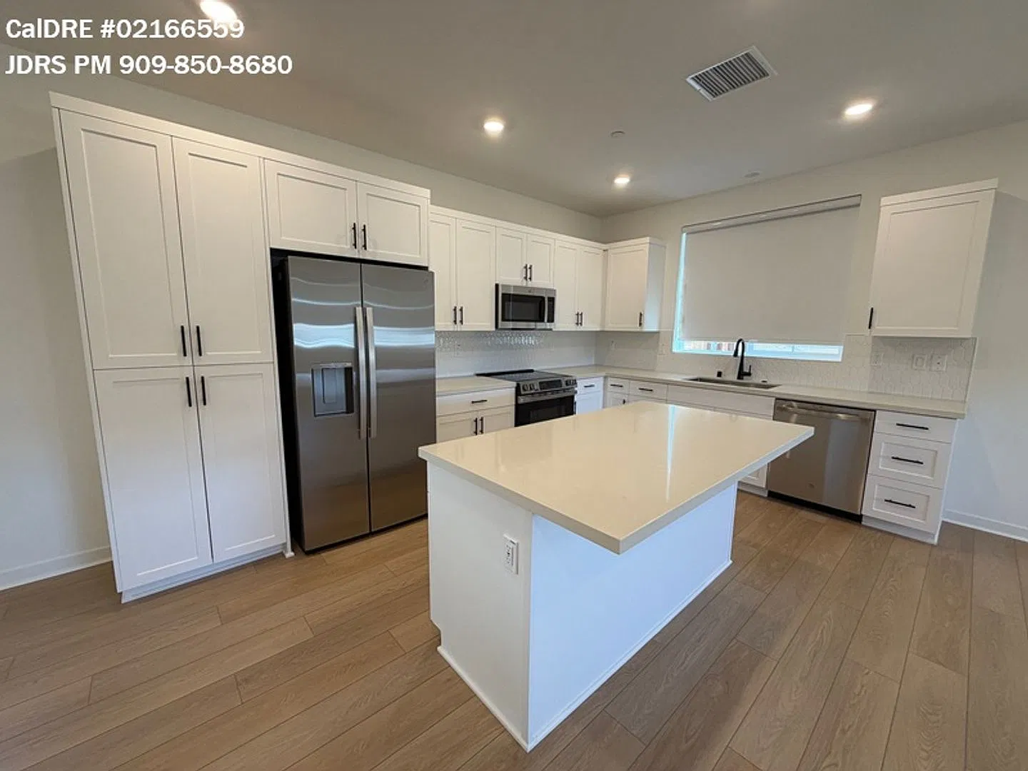Brand New! Eastvale 4 Bedroom Townhouse — Photo 2