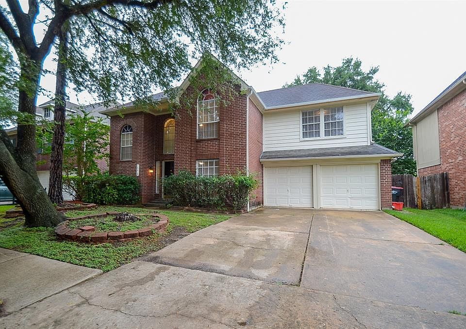If you're looking for a home that stands out from the rest, you've found it! This fabulous, 3 bedroom, 2.5 bathroom home in the desirable Village of Oak Lake neighborhood is a must see.