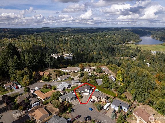 3rd image of 327 Maple Drive N