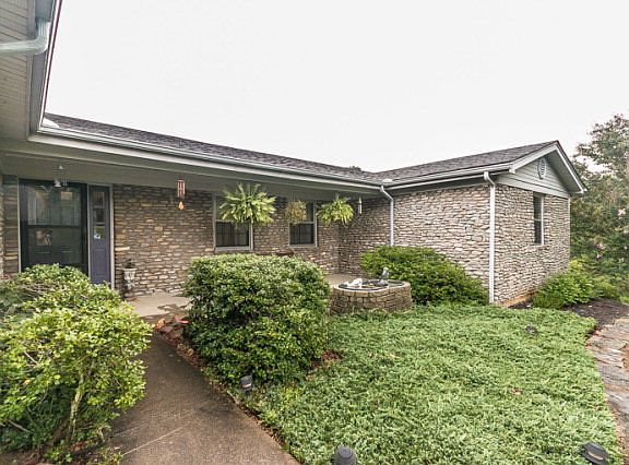 3rd image of 135 Redwood Dr