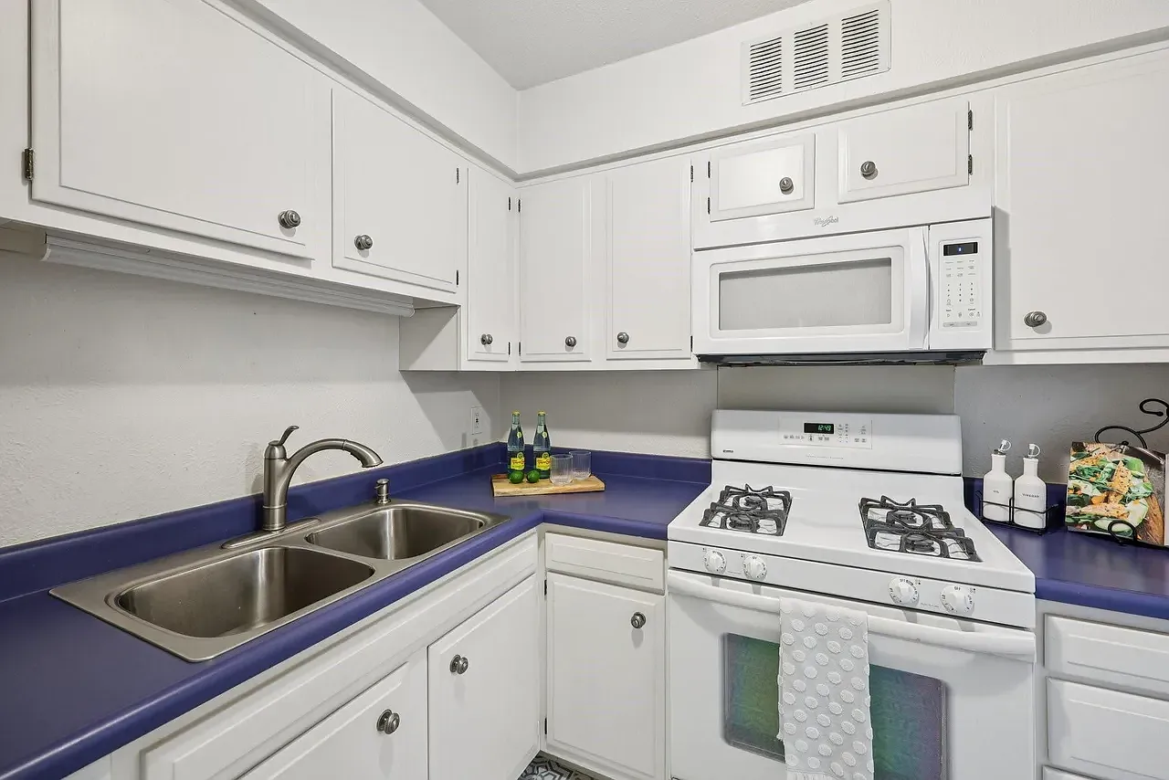 1401 Forest Edge Dr — Photo 4