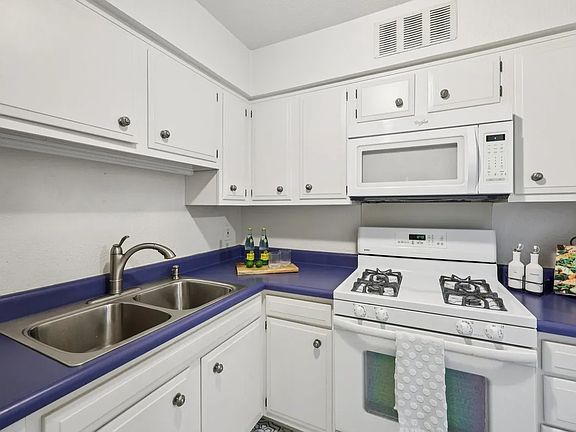 4th image of 1401 Forest Edge Dr
