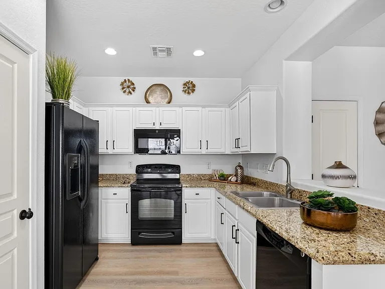 1672 E Elgin St — Photo 3