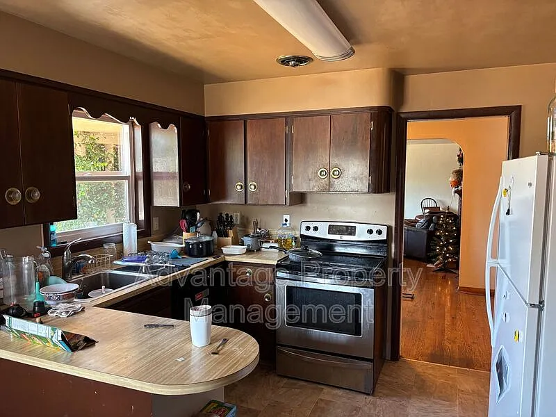 4 bed, 2.0 bath, 2624 sqft, $3,500 — Photo 2