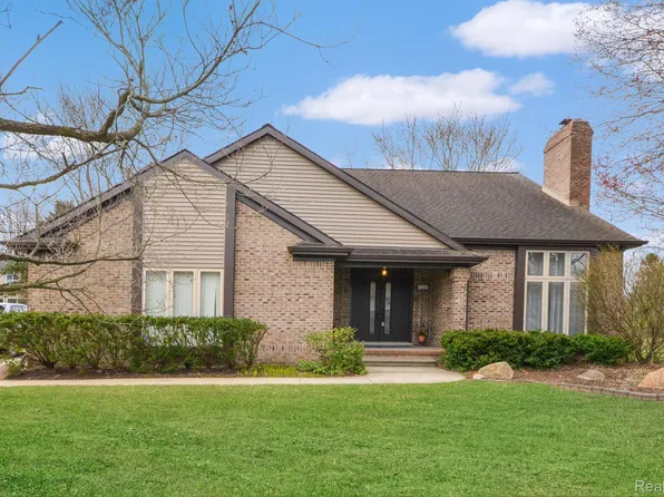 1126 River Valley Dr, Lake Orion, MI 48362