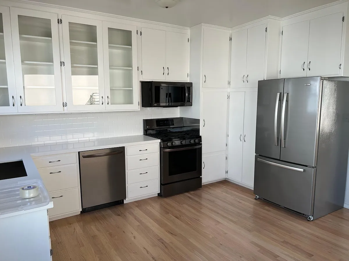 Photo 2 of 21 - 817 11th St #8 - Santa Monica, CA Building Photo - 817 11th St #8