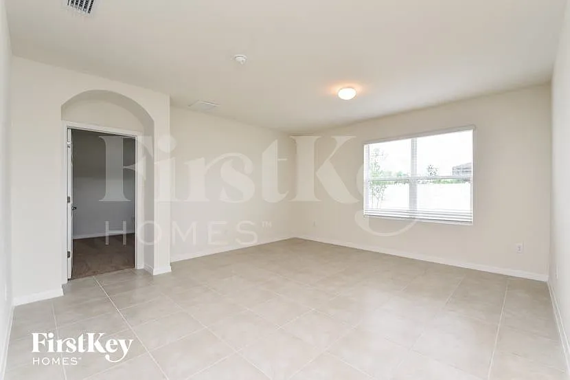 4 bed, 2.0 bath, 1828 sqft, $2,455 — Photo 3