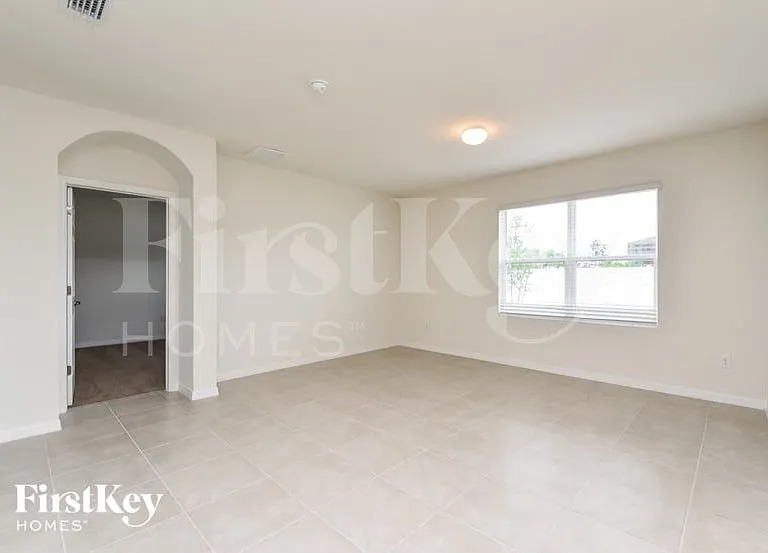 209 SW 20th St — Photo 3