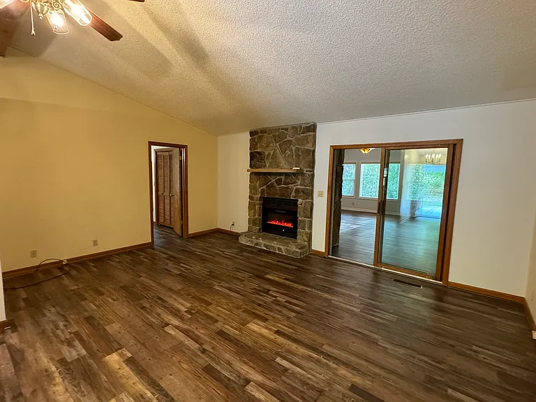 234 Amherst Ln — Photo 3