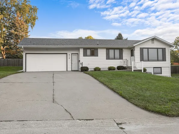 312 Jackson St, Pella, IA 50219
