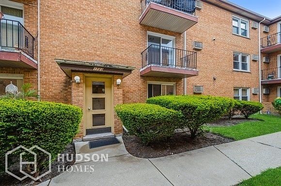 1st image of 1723 W Touhy Ave APT 4