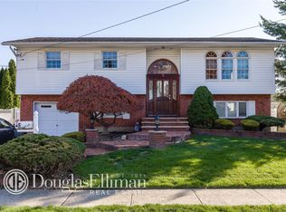 3 Carol Ct, Massapequa, NY 11758