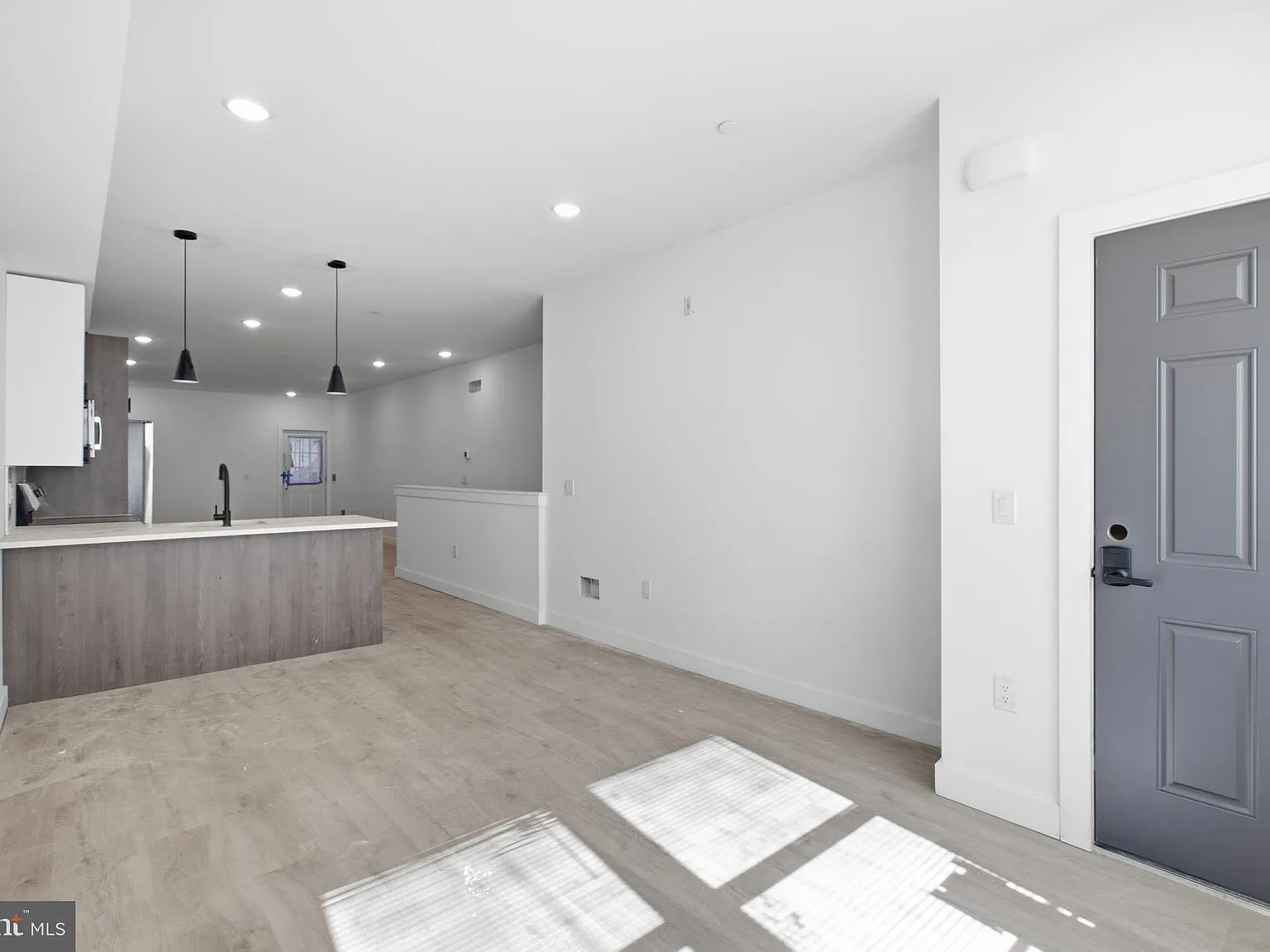 3 bed, $1,800 — Photo 4