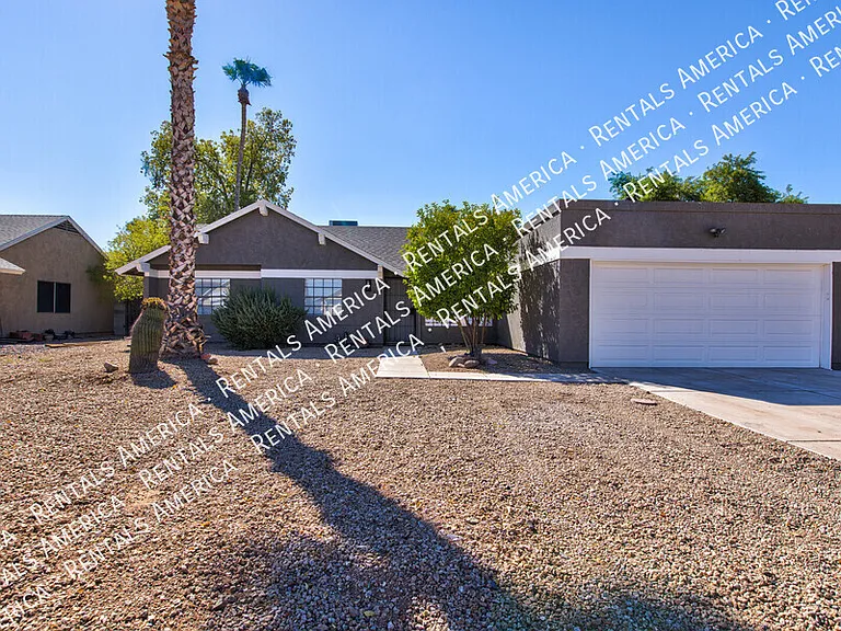 819 W Ross Ave — Photo 1