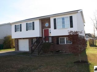 111 Hampton Ln, Hurricane, WV 25526