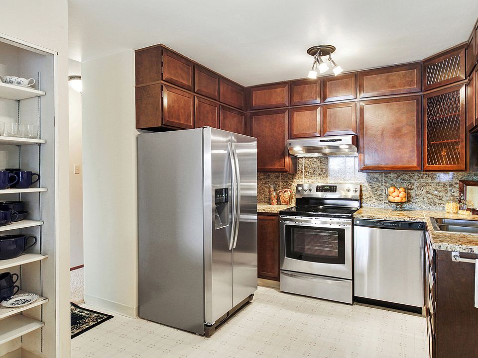 2nd image of 680 S Alton Way Unit 9C