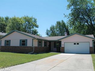 323 Garfield Dr, Bloomington, IL