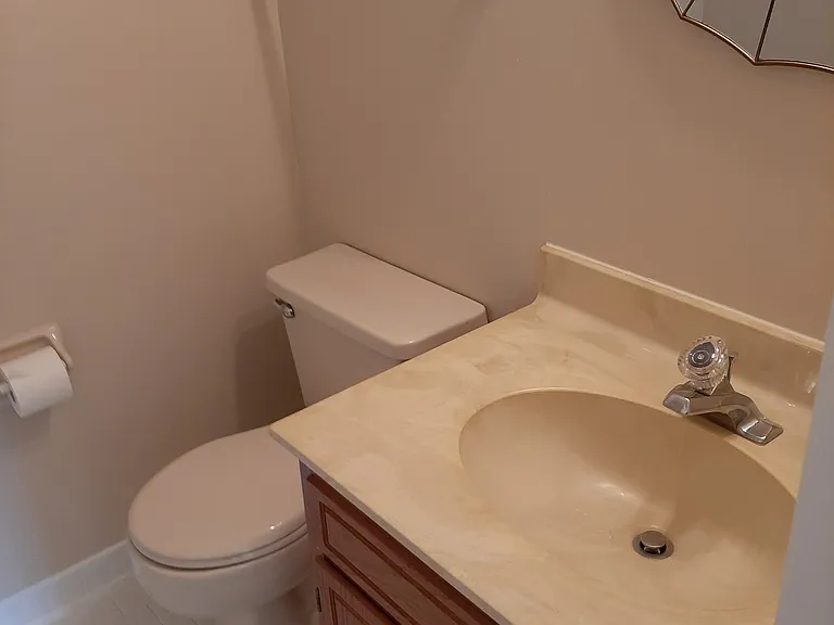 1/2 Bathroom