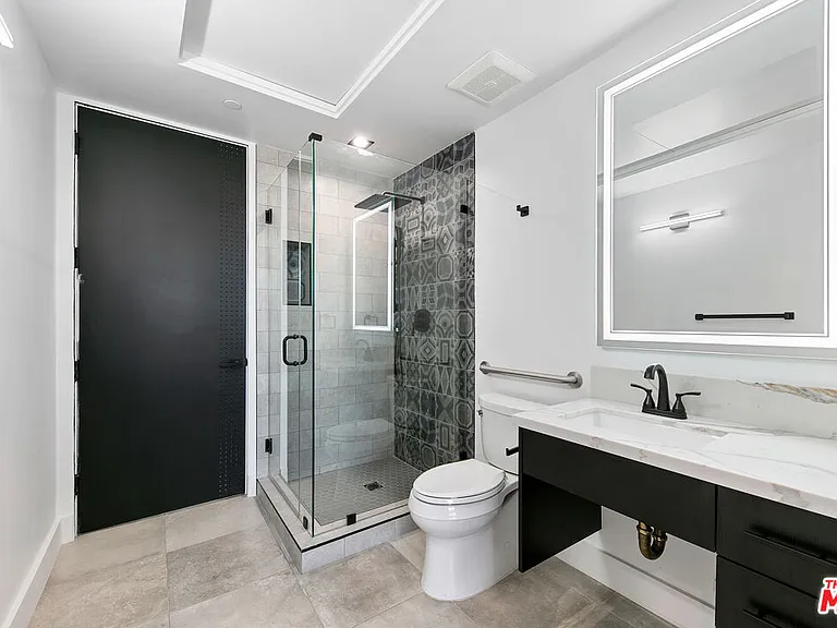 10842 Victory Blvd #201 — Photo 11