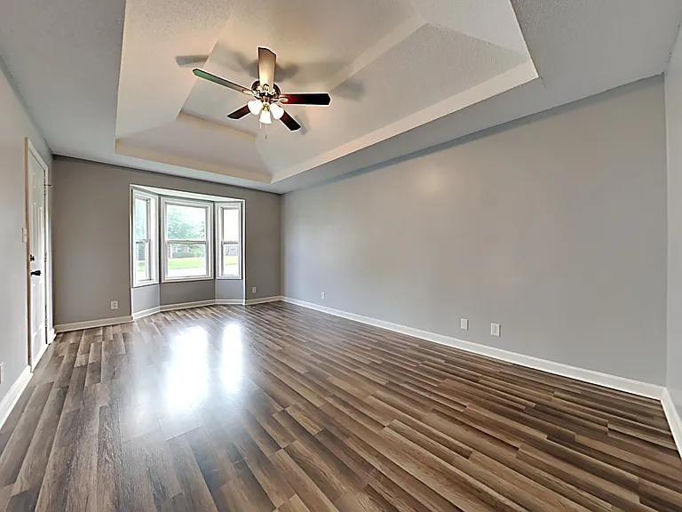 757 Spees Dr — Photo 2