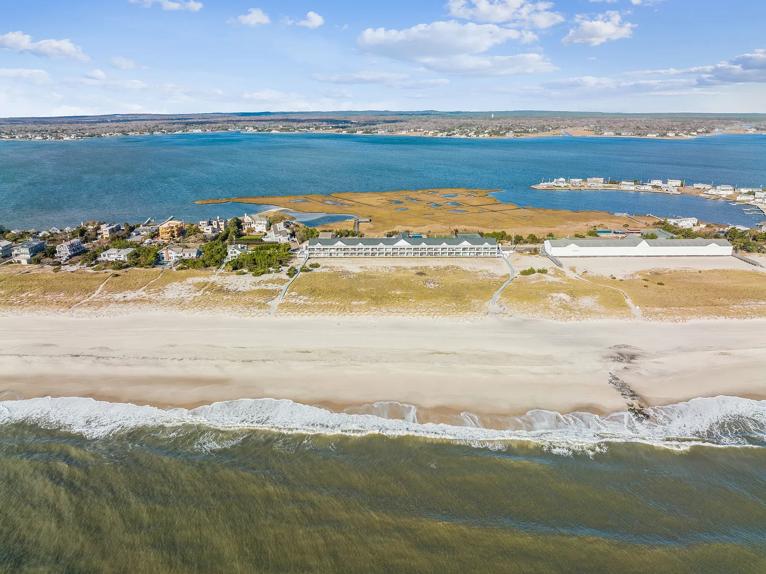 Oceanfront Living with Amenities — Photo 4