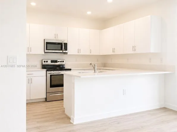 925 NE 211th St #925, Miami, FL 33179