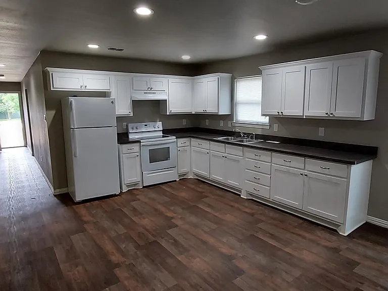 407 W Criner St #B — Photo 3
