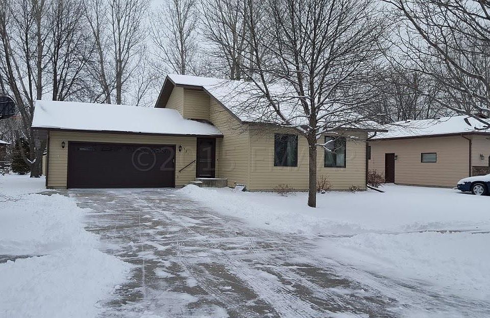 1st image of 831 12th Ave E