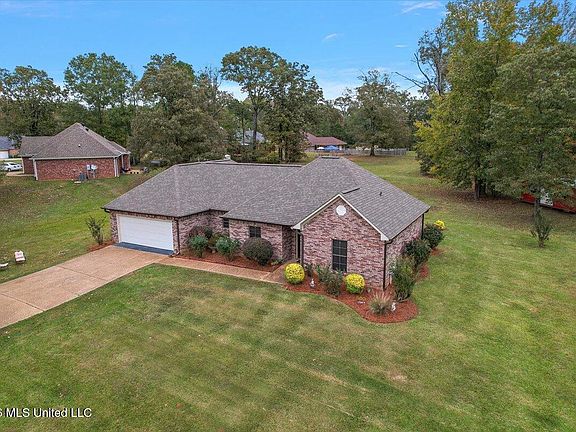 3rd image of 724 Forest Woods Dr