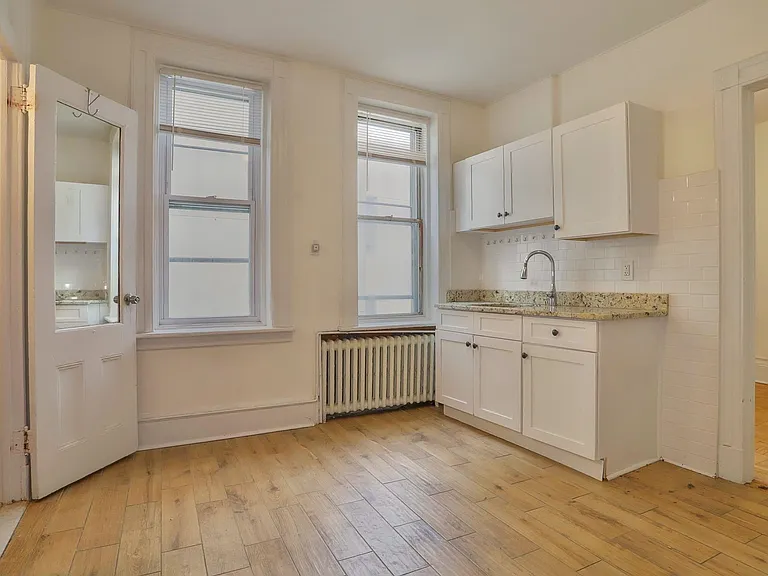 327 Jackson St #18 — Photo 1