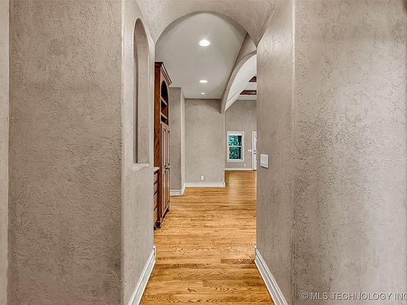 5th image of 1009 W Urbana St S