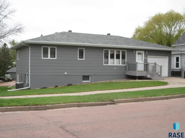 303 E 9th St, Dell Rapids, SD 57022