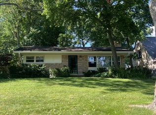 765 Northmoor Rd, Lake Forest, IL 60045