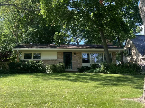 765 Northmoor Rd, Lake Forest, IL 60045