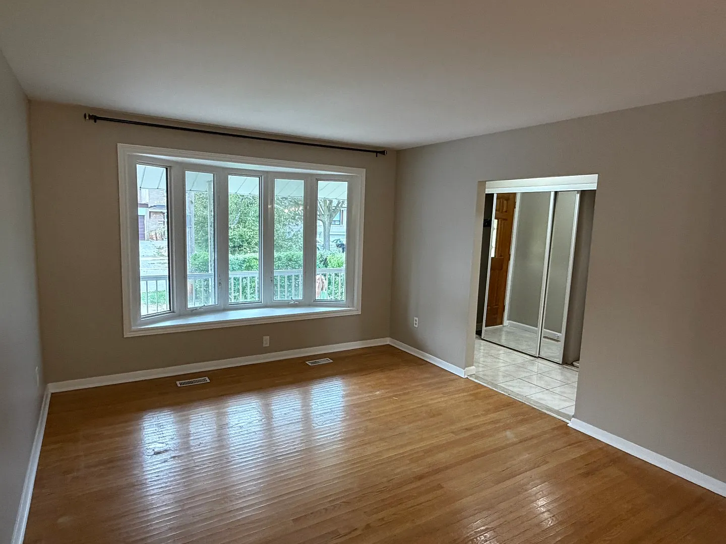 3 bed, 1200 sqft, $2,975 — Photo 3