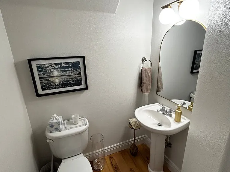 1218 E Franklin St — Photo 5