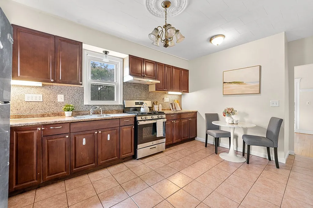 4 bed, 1800 sqft, $4,100 — Photo 2