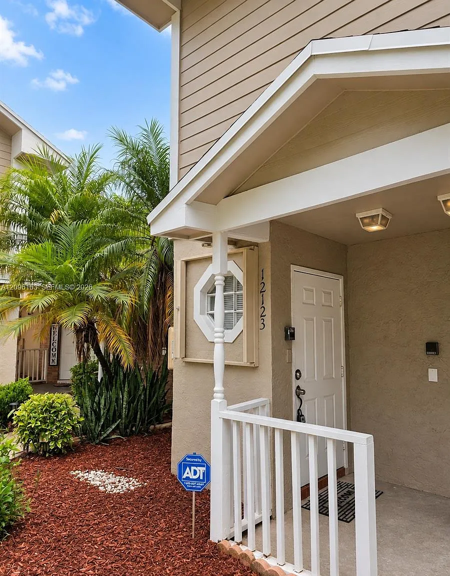Colony Courts Condominium — Photo 1