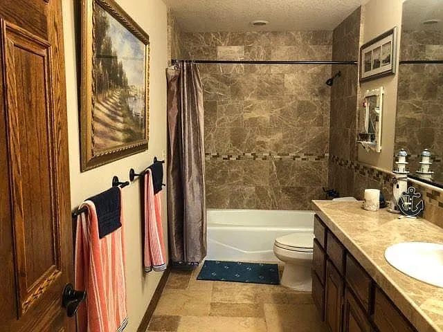Guest/ 3rd bathroom