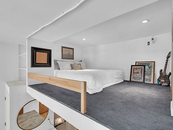 4th image of 128 W 78th St APT 2A