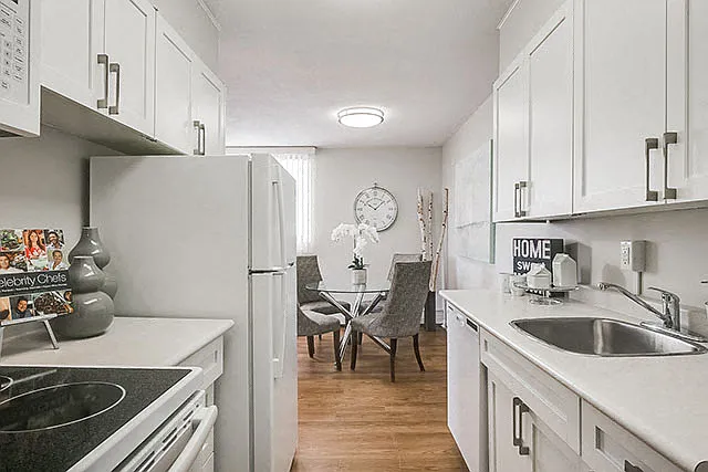 606 Victoria Ave — Photo 8