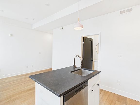 2nd image of 3148-52 Richmond St #2