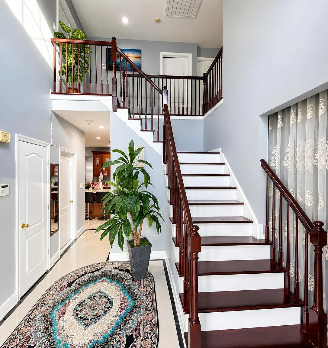 4 bed, 2.5 bath, 2916 sqft, $5,500 — Photo 2