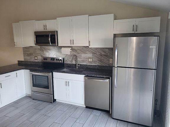 3rd image of 8905 Thousand Oaks Ct