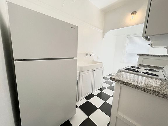 3rd image of 1305 24th St APT 8